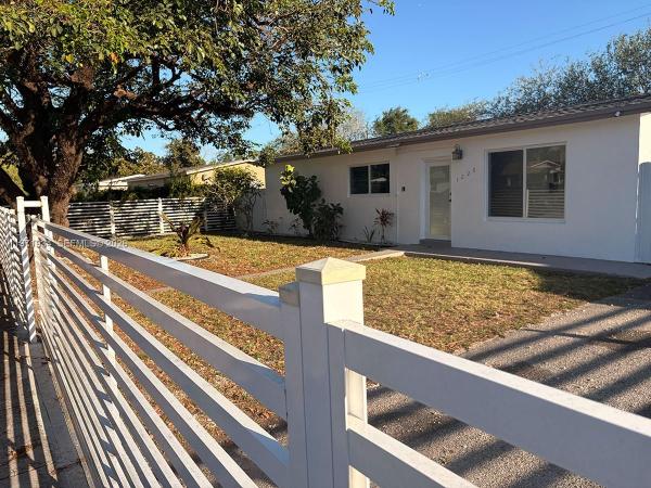 1220 NE 206th St, Unincorporated Dade County, Florida 33179, image 1