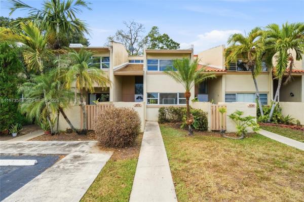 Catalonia Lake Villas, Kendale Lakes, Florida 33183, image 2