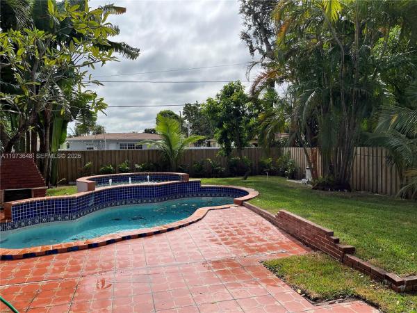 Moorea Heights, 550 NE 174th St, North Miami Beach, Florida 33162, image 1