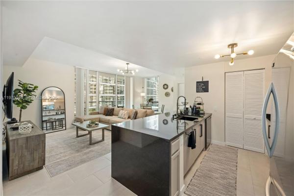 Met 1, 300 S Biscayne Blvd #T-1502, Miami, Florida 33131, image 1