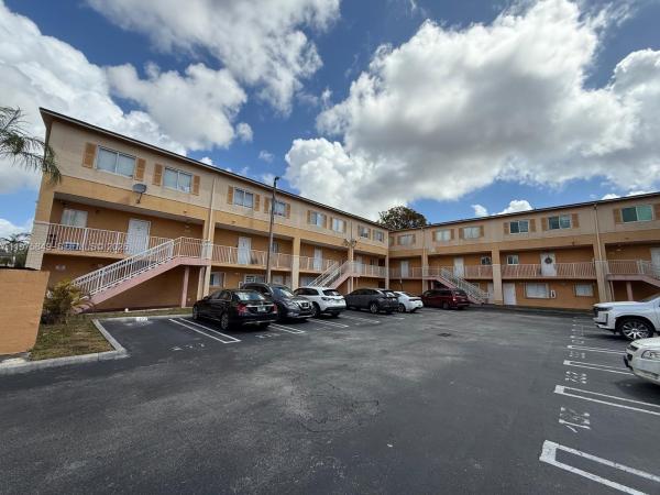 Paseo Real, 6255 Kendale Lakes Cir #128, Kendale Lakes, Florida 33183, image 3