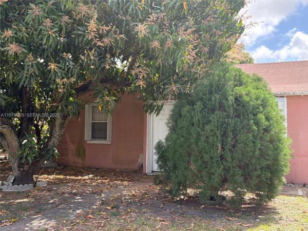 Essex Village, 740 NE 4th Pl, Hialeah, Florida 33010, image 2