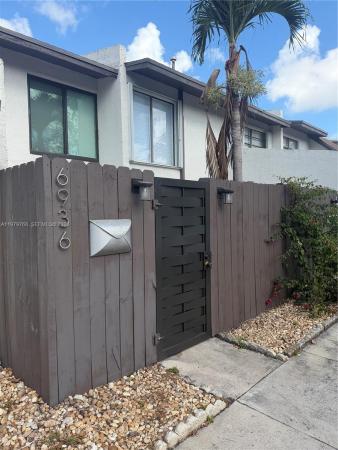 Snapper Creek Townhouses, 6936 SW 110th Ave, Kendall, Florida 33173, image 2
