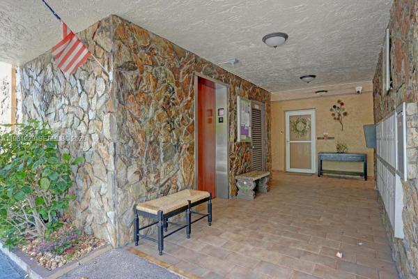 Meadowbrook Lakes, 425 SE 11th Ter #204, Dania Beach, Florida 33004, image 2