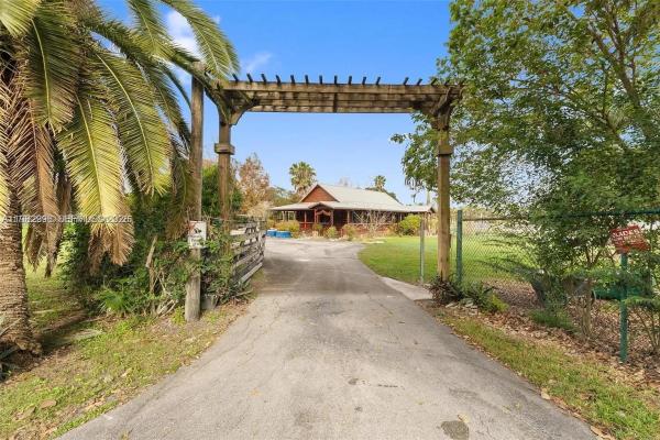 850 Old Us Highway 27, South Bay, Florida 33493, image 1