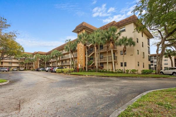 Lakes Of Carriage Hills, 4965 E Sabal Palm Blvd #207, Tamarac, Florida 33319, image 1