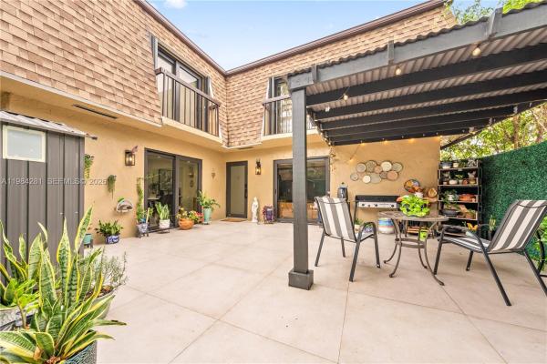 Lago Grande, 2415 W 67th Pl #8-11, Hialeah, Florida 33016, image 1