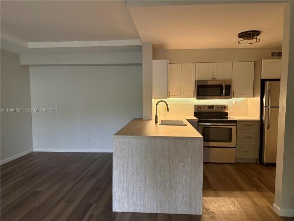 Oakland Forest Club, 3001 N Oakland Forest Dr #104, Oakland Park, Florida 33309, image 1