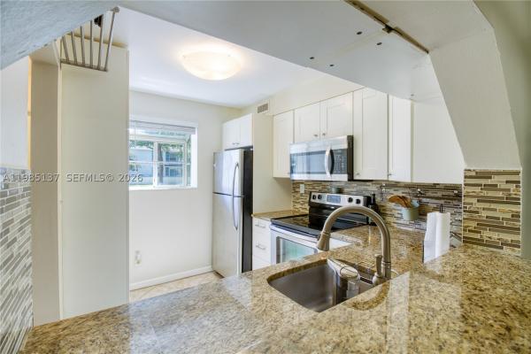 Oakland Forest Club, 3095 N Oakland Forest Dr #104, Oakland Park, Florida 33309, image 3