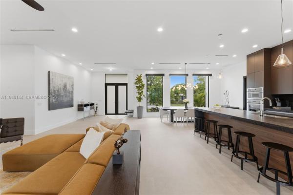 Tropical Manors, 301 NE 27th Dr, Wilton Manors, Florida 33334, image 3