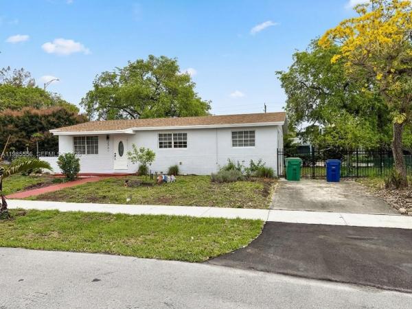 Mark Alan Manor, 2251 NW 180th Ter, Miami Gardens, Florida 33056, image 2