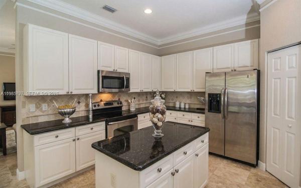 Victoria Pointe, 1633 Victoria Pointe Ln, Weston, Florida 33327, image 2