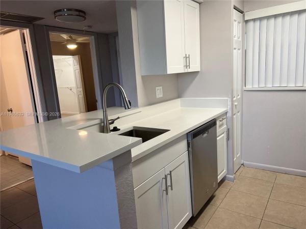 LakeView Club, 2881 N Oakland Forest Dr #210, Oakland Park, Florida 33309, image 1