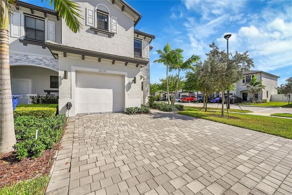Viewpoint At Vista Lago, 20357 NW 4th Path, Miami Gardens, Florida 33169, image 1