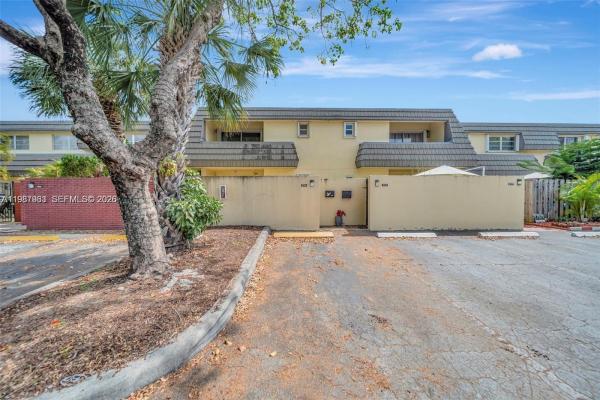 Kendale Lakes Townhouses, 8769 SW 137th Ave, Kendale Lakes, Florida 33183, image 2