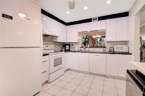 Colony Point, 1100 Colony Point Cir #302, Pembroke Pines, Florida 33026, image 2