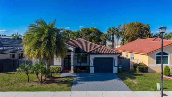 16605 SW 90th St, Unincorporated Dade County, Florida 33196, image 1