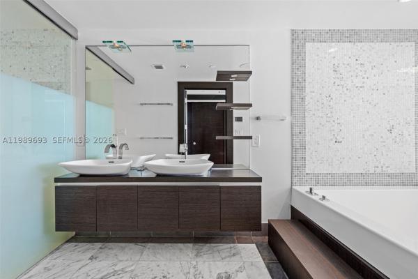 Epic Hotel & Residences, 200 Biscayne Boulevard Way #3707, Miami, Florida 33131, image 2