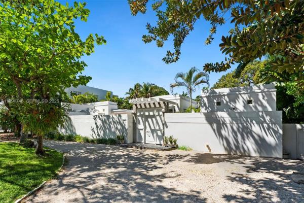 Holiday Colony, 346 Gulf Rd, Key Biscayne, Florida 33149, image 1