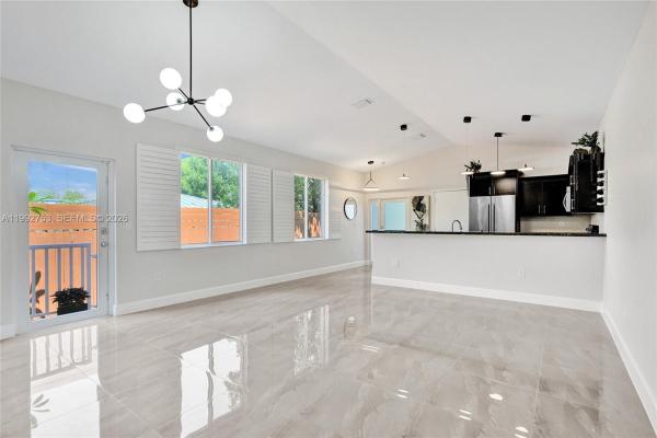 Petite, 60 NE 26th St #60, Wilton Manors, Florida 33305, image 1