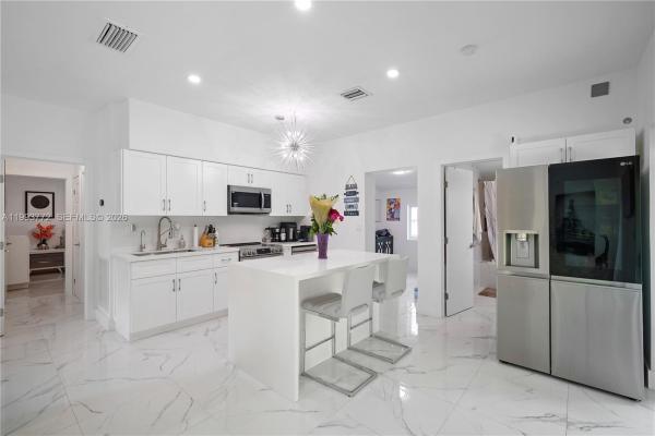 Gulfstream Estates, 925 NE 4th St, Hallandale Beach, Florida 33009, image 1