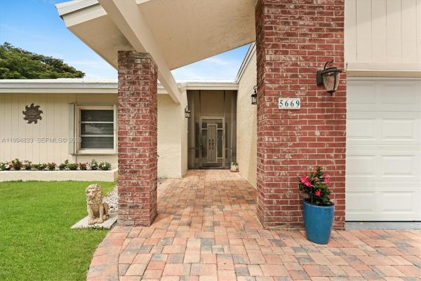 5669 Pinecrest Cir, Boca Raton, Florida 33433, image 2