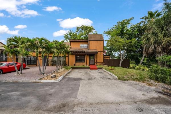 Cedarwoods At Pembroke Lakes, 10101 Woodbury Ct, Pembroke Pines, Florida 33026, image 2