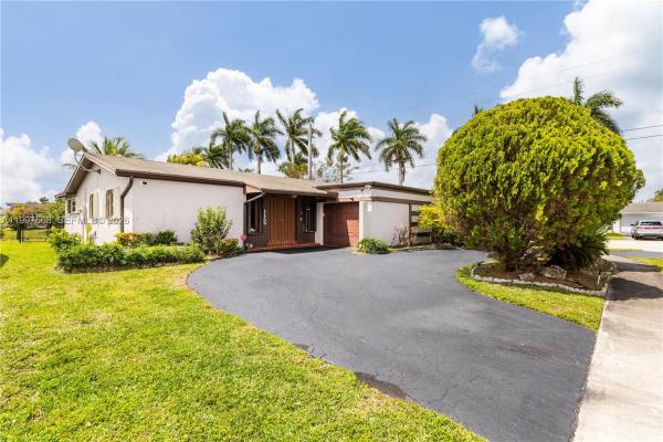 Sunrise Golf Village, 11500 NW 42nd St, Sunrise, Florida 33323, image 1