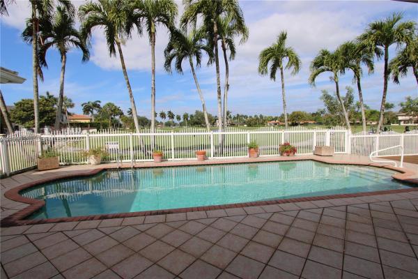 Loch Lomond East, 15800 Kingsmoor Way, Miami Lakes, Florida 33014, image 2