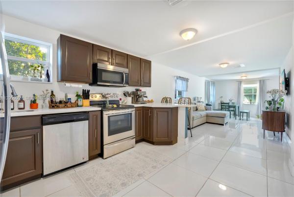 827 NW 114th St, Unincorporated Dade County, Florida 33168, image 1