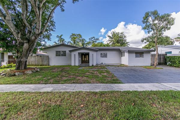 Pickwick Lake Estates, 840 NE 182nd Ter, North Miami Beach, Florida 33162, image 1