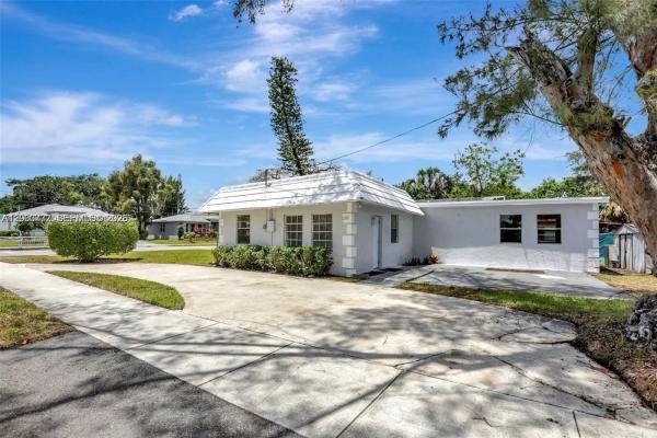 Middle River Gardens, 2701 NW 18th Ter #A, Oakland Park, Florida 33311, image 2