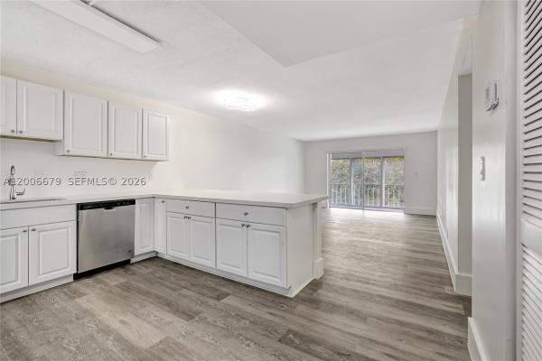 Hillcrest, 4800 Hillcrest Ln #207, Hollywood, Florida 33021, image 2