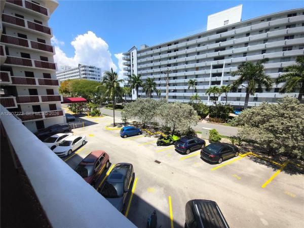 Eastern Shores White House, 3660 NE 166th St #302, North Miami Beach, Florida 33160, image 2