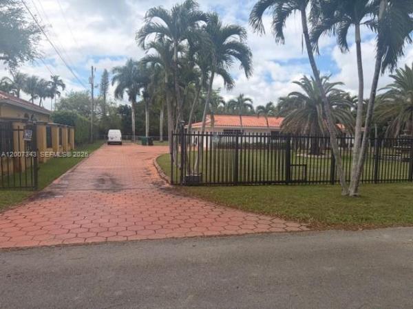 7090 SW 62nd St, Unincorporated Dade County, Florida 33143, image 2