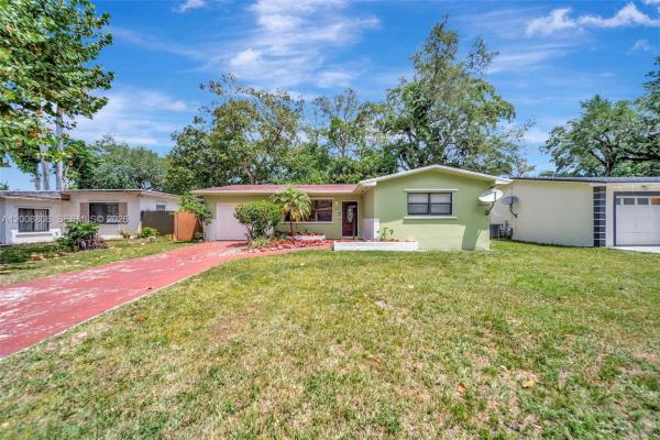 565 NE 160th St, Unincorporated Dade County, Florida 33162, image 1