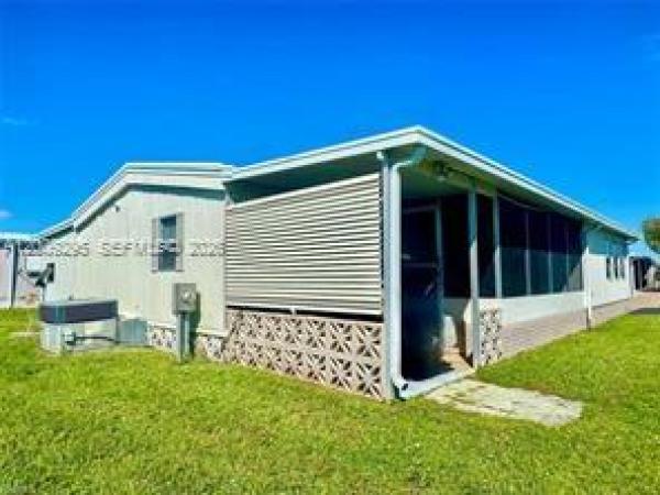 Oak Park Village Op, 10 Hay St, Alva, Florida 33920, image 3