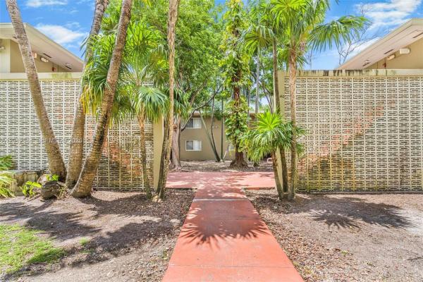 The Oaks At South Miami, 6330 SW 79th St #2, South Miami, Florida 33143, image 2