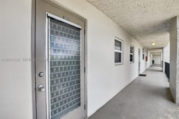 Lagoon Place, 9330 Lagoon Pl #307, Davie, Florida 33324, image 2