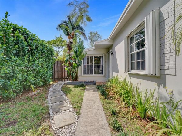 Gulfstream Estates, 918 NE 4th Ct, Hallandale Beach, Florida 33009, image 2