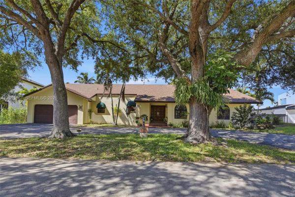 7200 N Oakmont Dr, Hialeah, Florida 33015, image 1