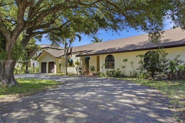 7200 N Oakmont Dr, Hialeah, Florida 33015, image 2