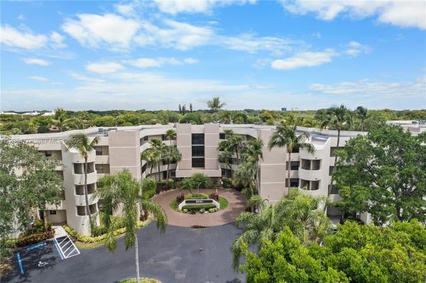 Camino Real Village, 5850 Camino Del Sol #404, Boca Raton, Florida 33433, image 2