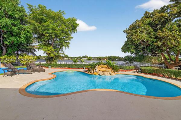 9261 SW 88th Ter, Unincorporated Dade County, Florida 33176, image 1