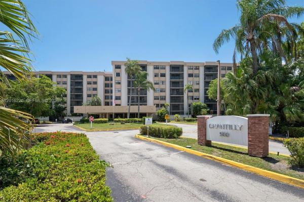 900 NE 195th St #414, Unincorporated Dade County, Florida 33179, image 1