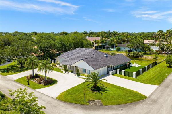 9201 SW 102nd St, Unincorporated Dade County, Florida 33176, image 1