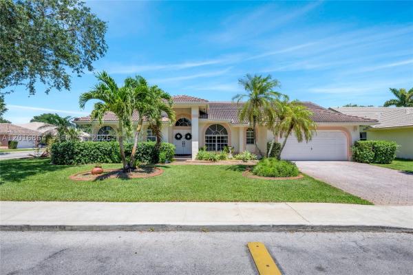 The Estates Of Tanglewood Lakes, 701 SW 93rd Ter, Pembroke Pines, Florida 33025, image 2
