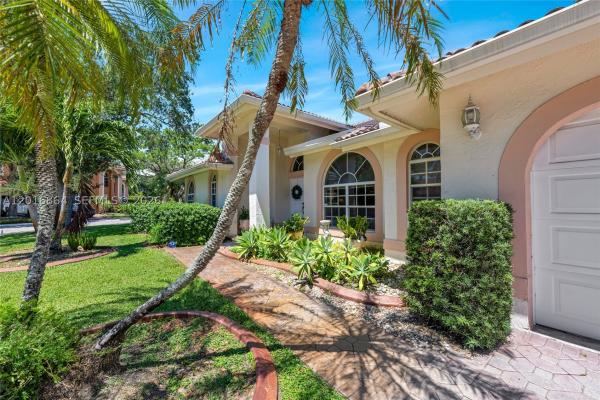 The Estates Of Tanglewood Lakes, 701 SW 93rd Ter, Pembroke Pines, Florida 33025, image 3