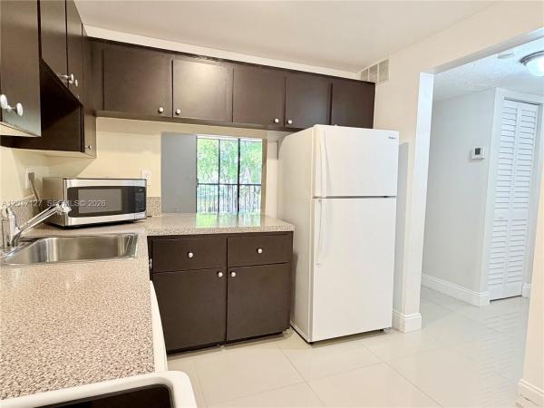 Lago West, 450 Commodore Dr #214, Plantation, Florida 33325, image 2