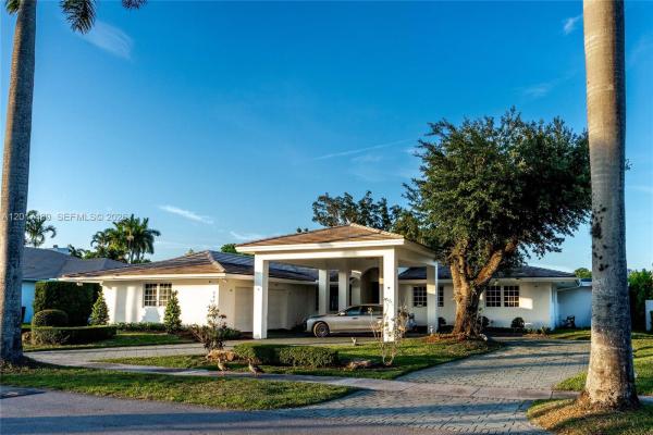 Loch Lomond, 15761 Turnberry Dr, Miami Lakes, Florida 33014, image 1